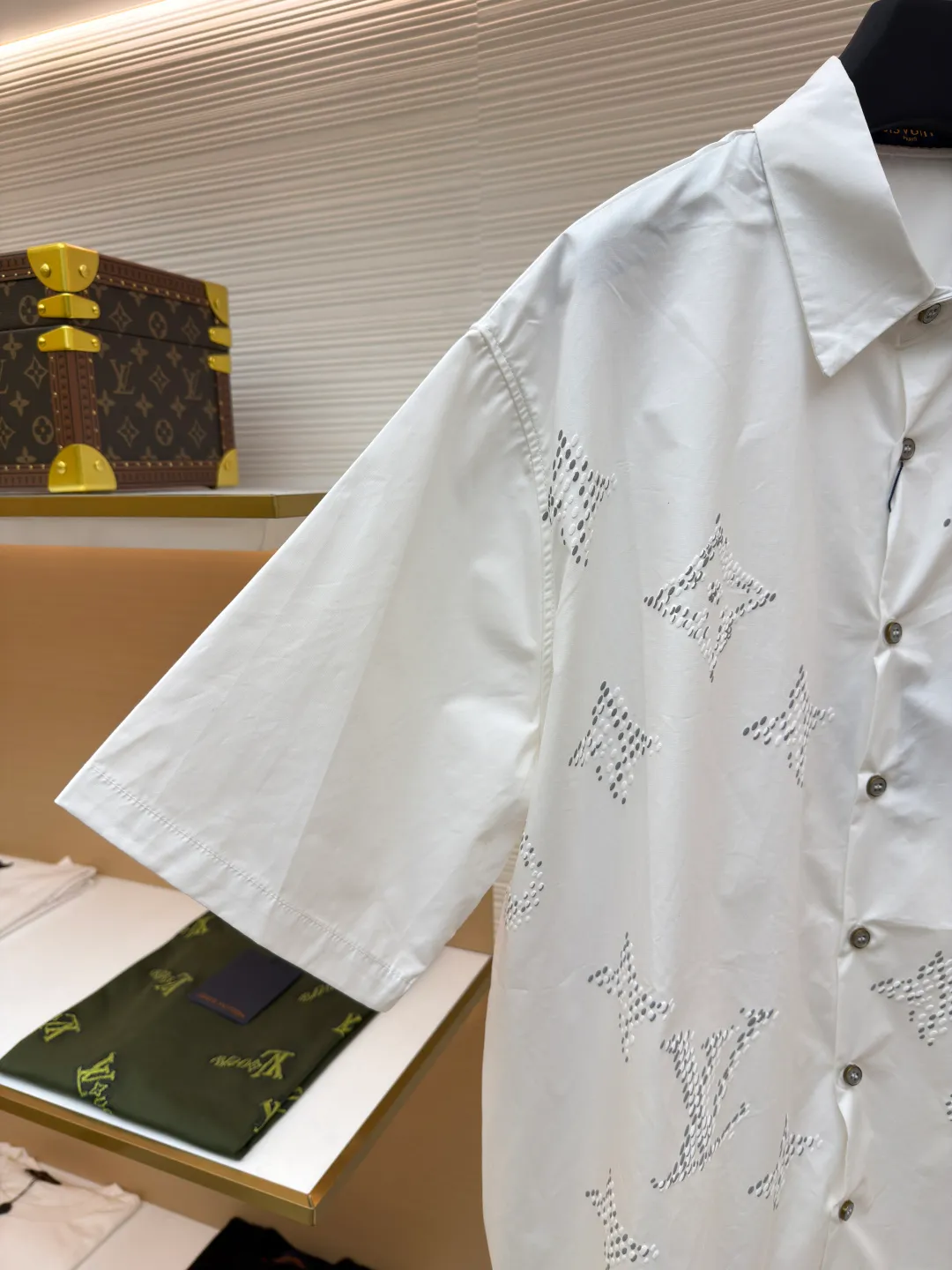 LOUIS VUITTON monogram printed short-sleeved shirt ●Original version: Purchased and developed by 9835 ●Item number: 1680421-A35 ●Fabric: silk fabric ●Technology: printing production ●Version: fitted version ●Weight: about 245 grams ●Size: S-M-L-XL ●Description: Poplin is a classic cotton fabric characterized by a large density difference between warp and weft yarns, forming a fine diamond-shaped grainy texture. This structure not only gives the fabric a refreshing and breathable wearing feel, but also ensures that its texture is light and thin but has a crisp texture, avoiding the shortcomings of ordinary thin cotton that easily collapses, perfectly supporting the neat silhouette of the shirt, while maintaining the unique skin-friendly comfort of cotton. The chest is decorated with a release printing process; it is neither too loose nor deliberately slim, aiming to create a clean silhouette and is extremely tolerant to the body shape. The standard length ensures that the hem can be tucked into trousers or hang naturally, meeting a variety of wear needs, including formal and casual. The overall wiring is straight and delicate, the fabric is comfortable and soft, and the color is consistent without color difference. It can be matched with the same style to create a fashionable look and control various occasions. Customized accessories, complete with three standards, same style for men and women!